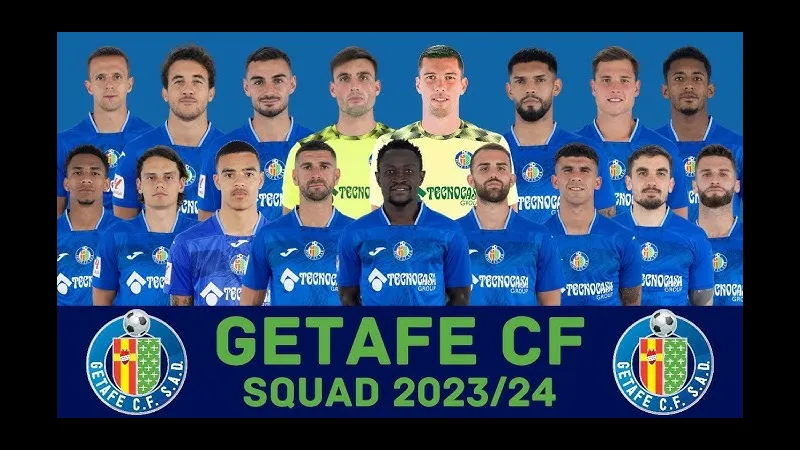 Cầu thủ Alaves và Getafe tranh chấp quả bóng trên sân cỏ