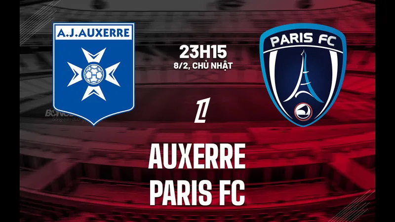 Cầu thủ Auxerre đang tung cú sút mạnh mẽ vào khung thành của Paris