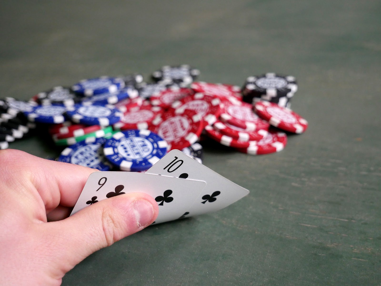 Hướng dẫn cách chơi bài Sâm Lốc dành cho người mới chơi 5 Two poker cards and poker chips 20170611 1 1